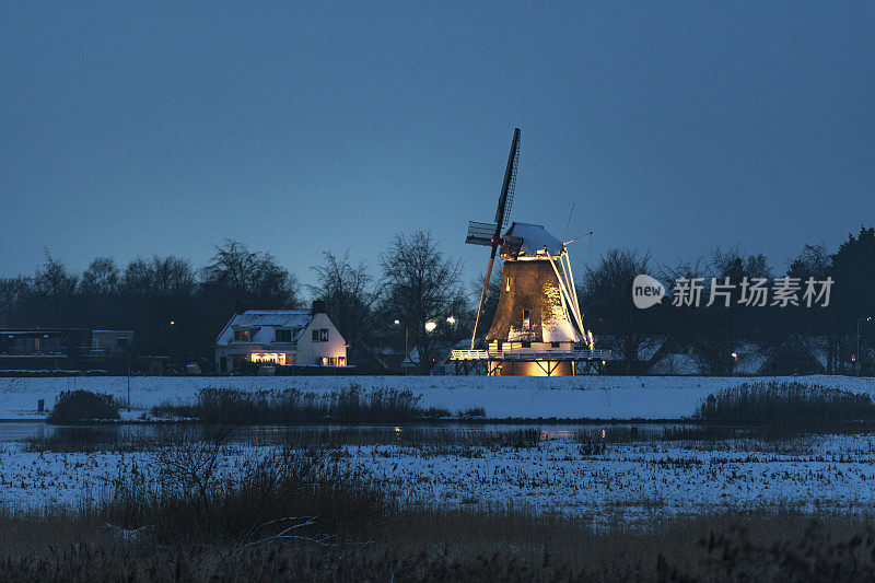 冬天，在坎彭伊泽塞尔河边的D' Olde Zwarver风车的夜景